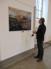 Maarten bekijkt het kunstwerk van Inez van Maanen
